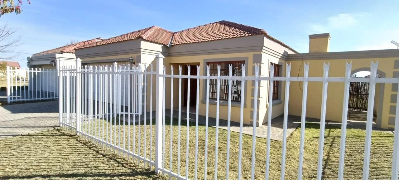4 Bedroom House for sale in Bloemdustria