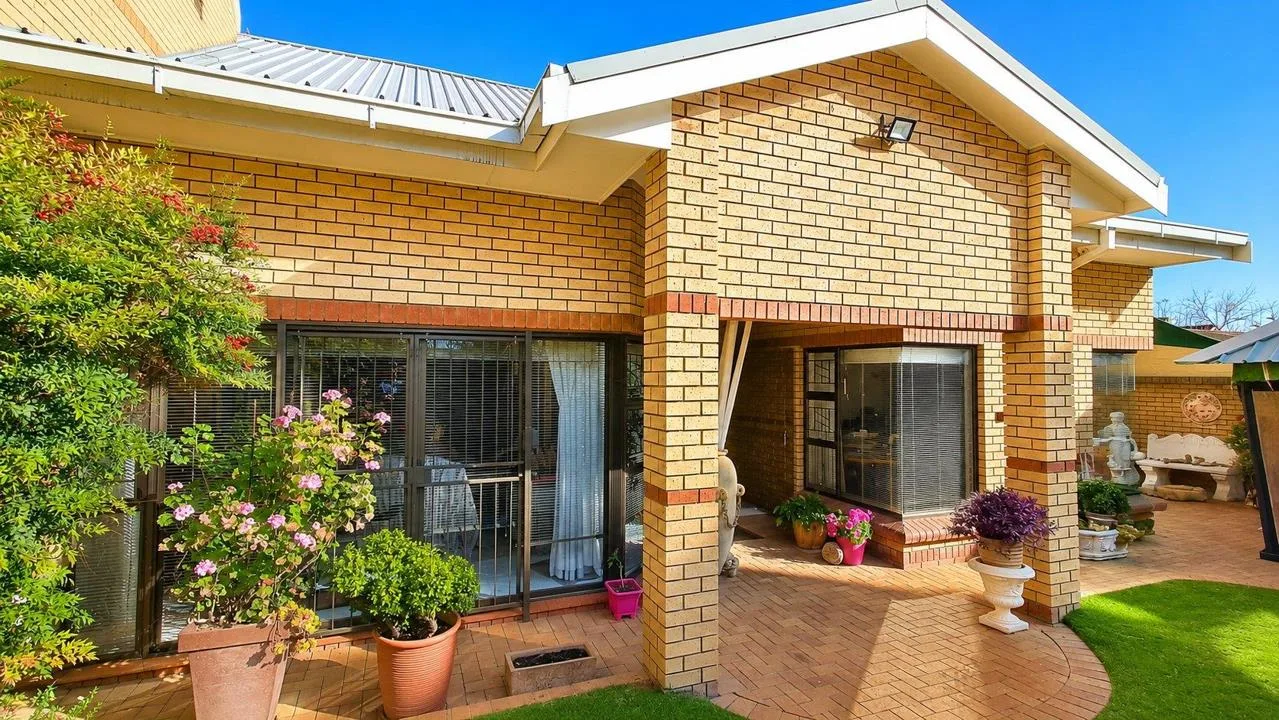 11 Bedroom House for sale in Westdene