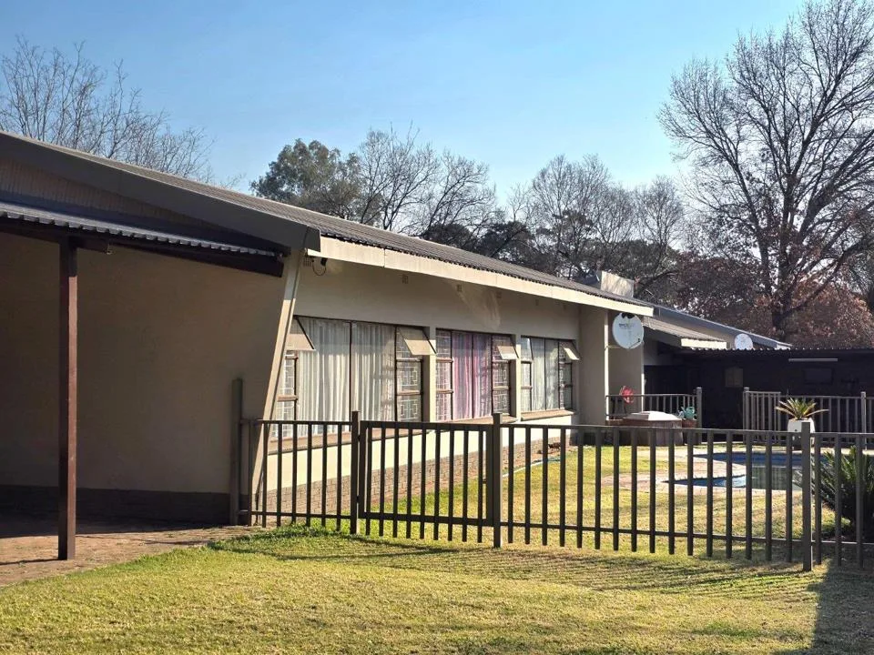 4 Bedroom House for sale in Clubville