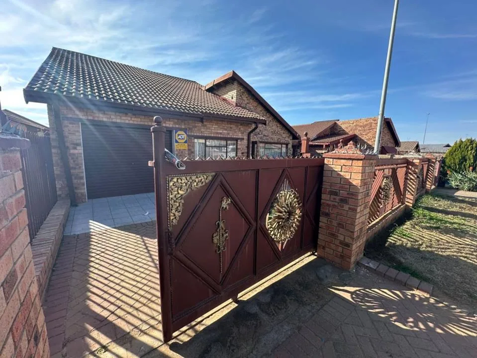 3 Bedroom House for sale in Blomanda