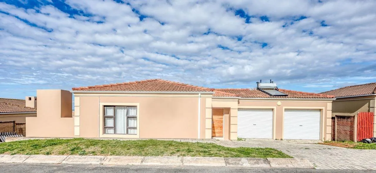 3 Bedroom Townhouse for sale in Gonubie
