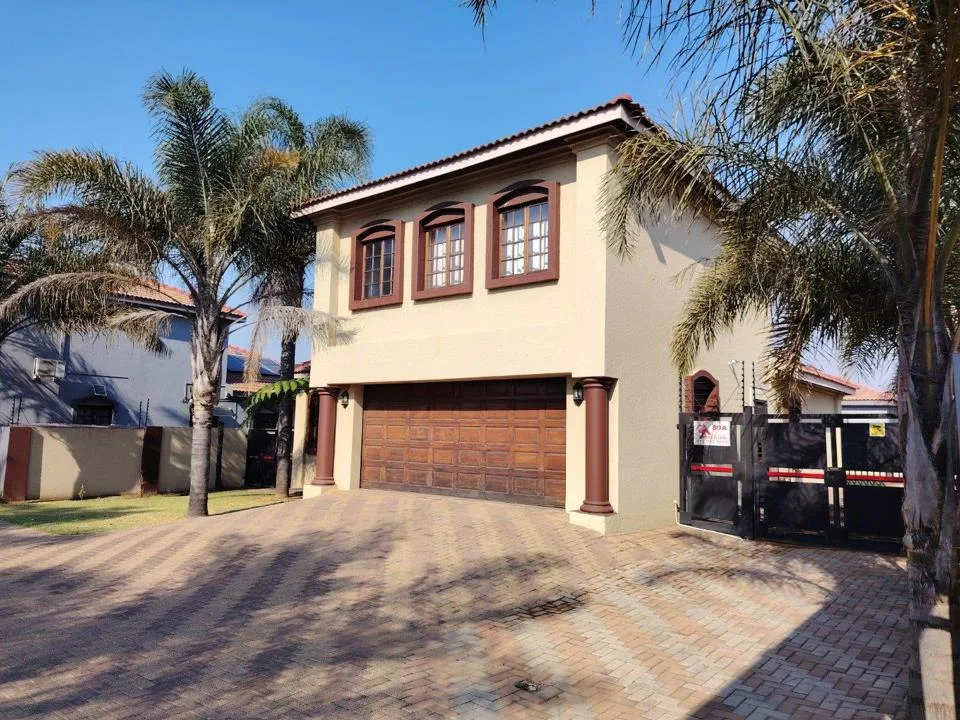 3 Bedroom Townhouse for sale in Aerorand