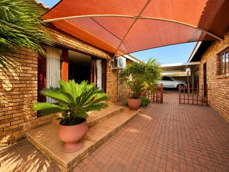 8 Bedroom House for sale in Meiringspark Ext 5