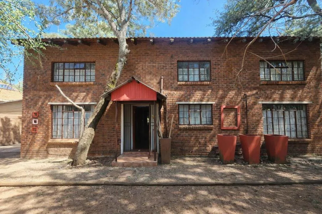 4 Bedroom House for sale in Leeupoort