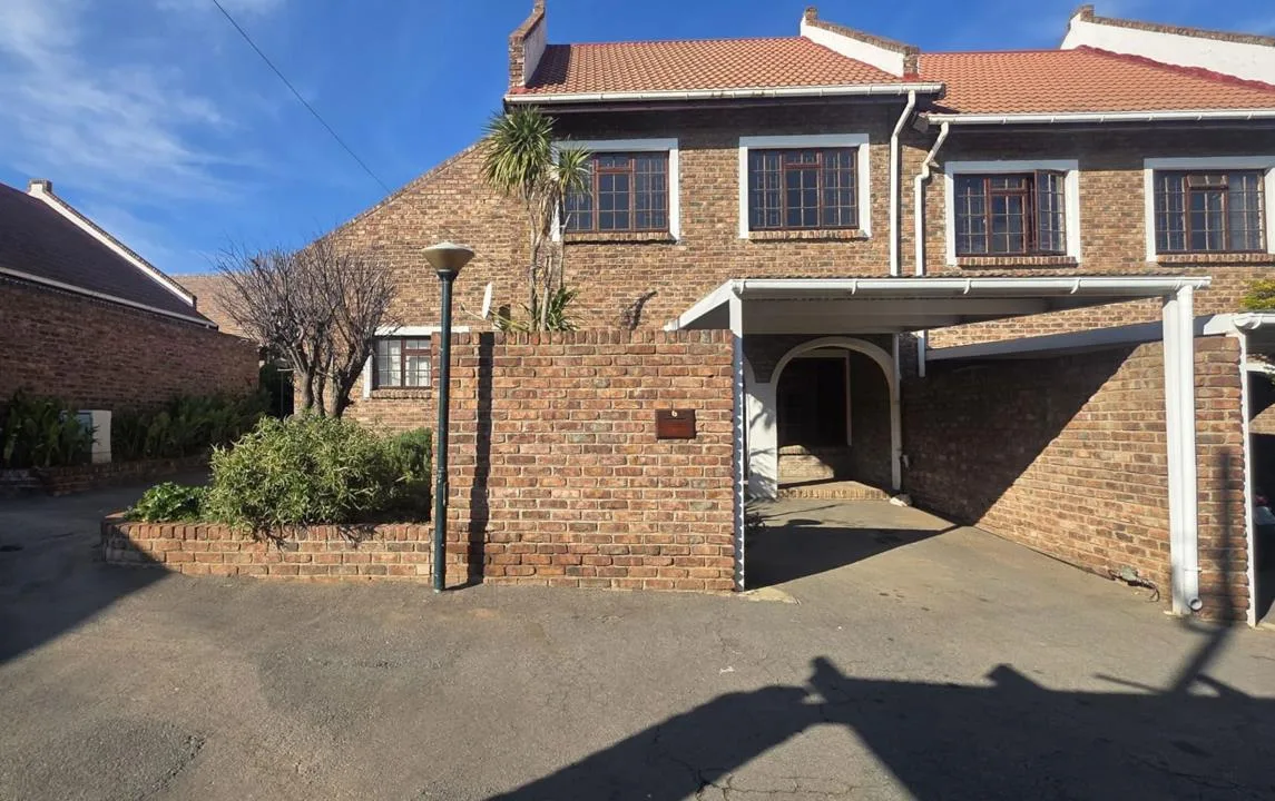 3 Bedroom Townhouse for sale in Cradock