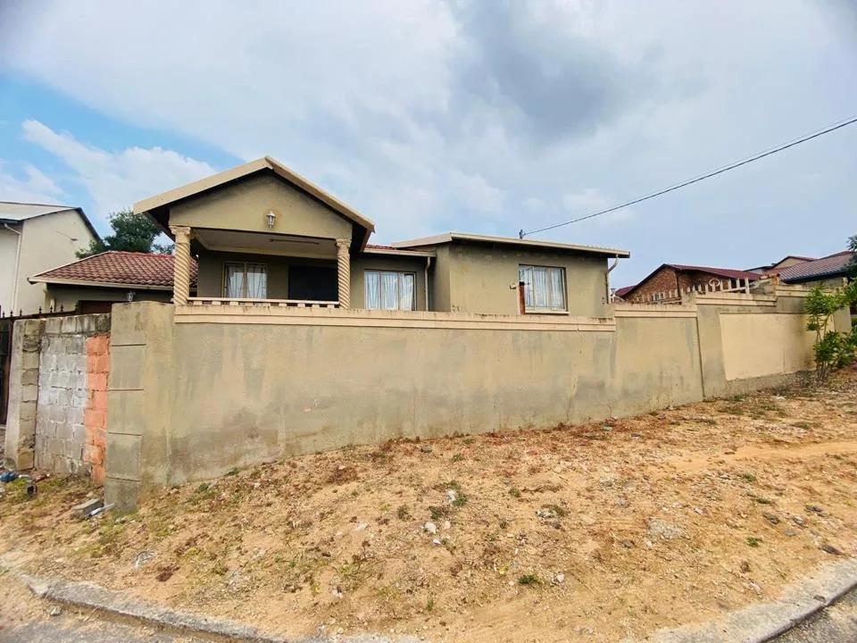 3 Bedroom House for sale in Kamagugu