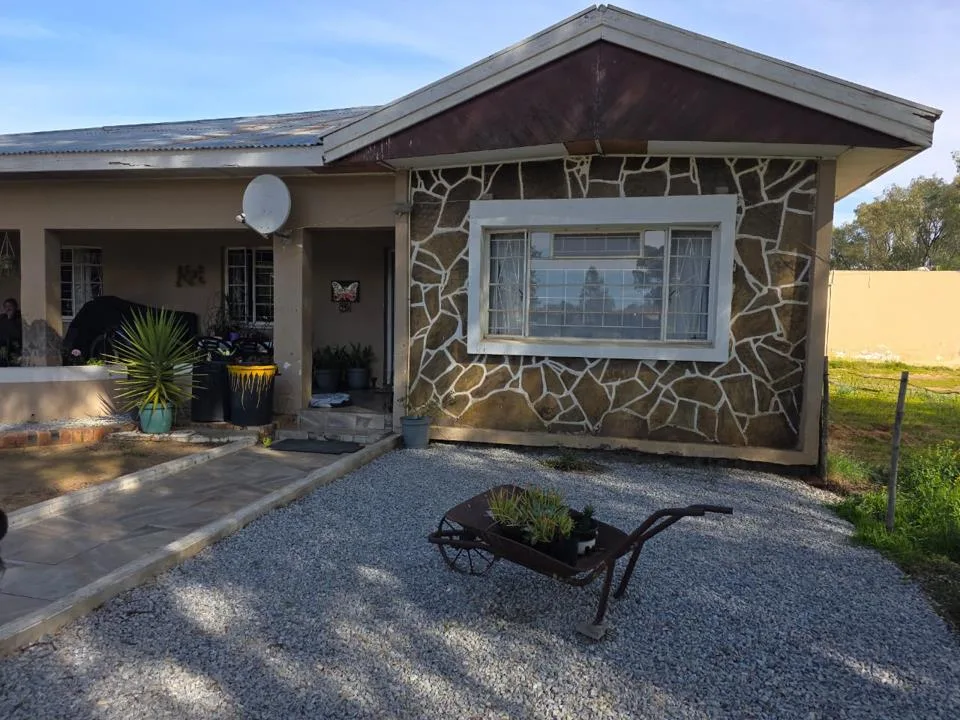 4 Bedroom House for sale in Nieuwoudtville
