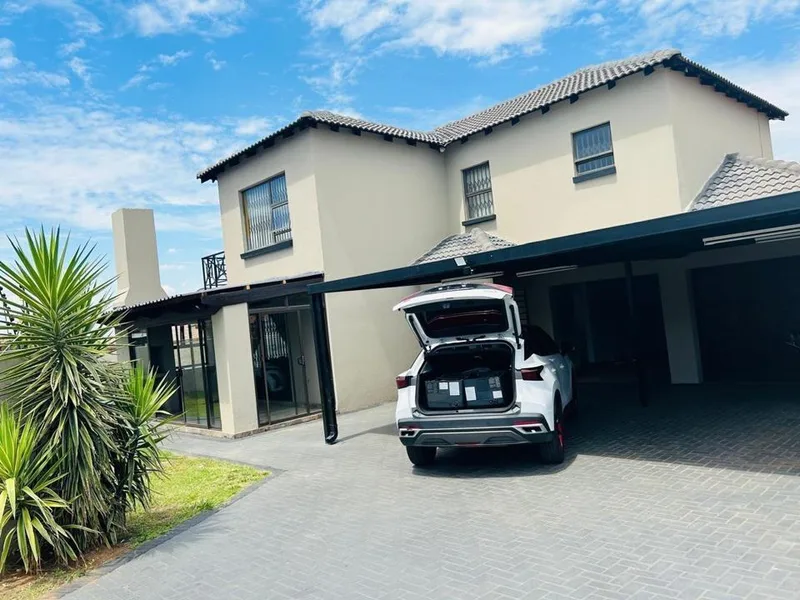 3 Bedroom Townhouse to rent in Aerorand