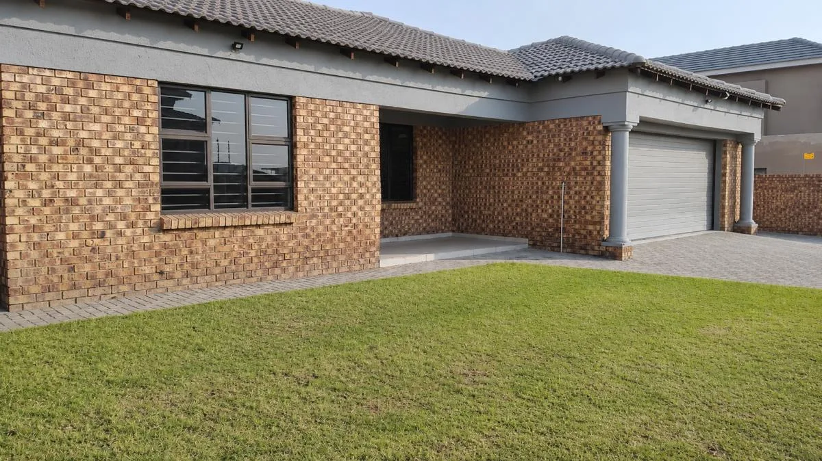 4 Bedroom House for sale in Aerorand