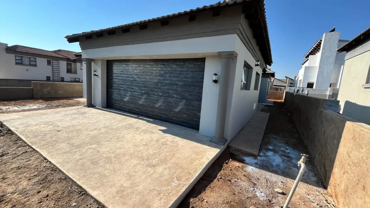 3 Bedroom House for sale in Woodhill Estate