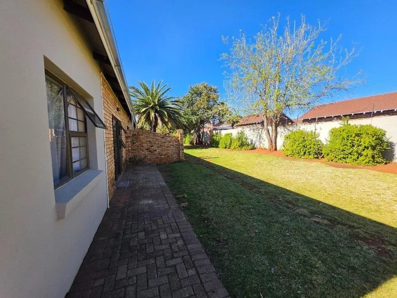 2 Bedroom Apartment / flat for sale in Rhodesdene