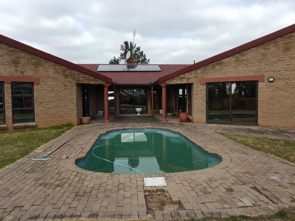 4 Bedroom House for sale in Southernwood