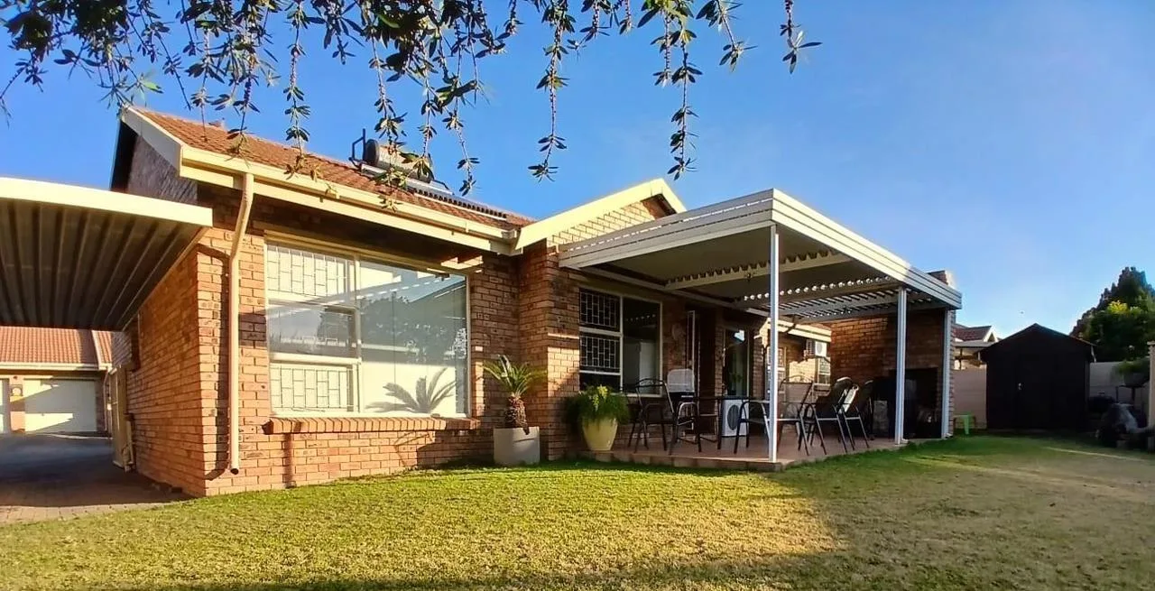 3 Bedroom Townhouse for sale in Uitsig