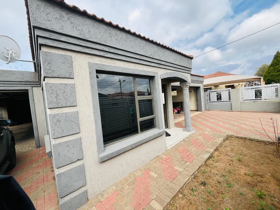 3 Bedroom House for sale in Mandela View