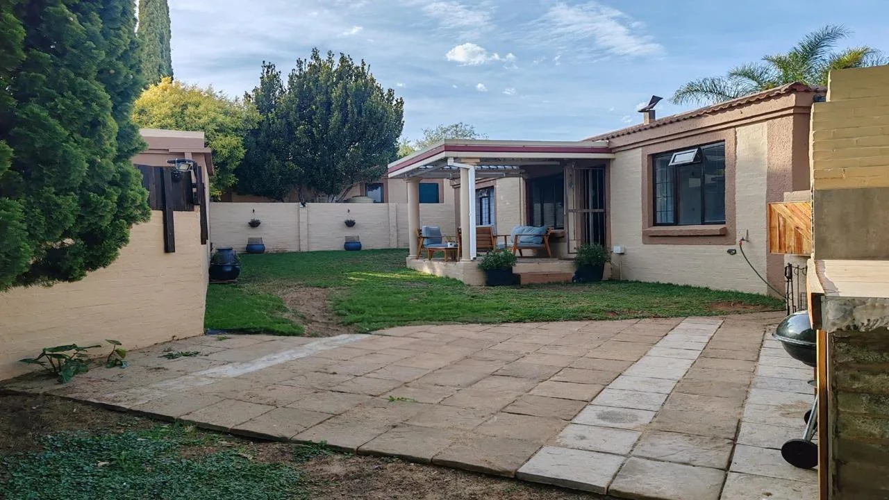 3 Bedroom Townhouse for sale in Langenhovenpark