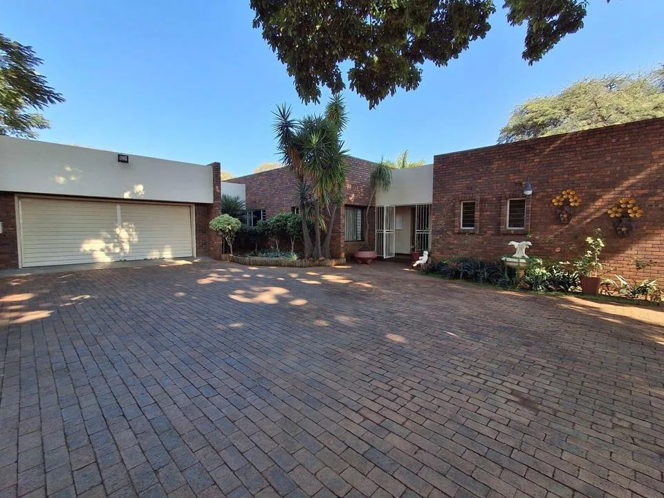 4 Bedroom House for sale in Chroompark