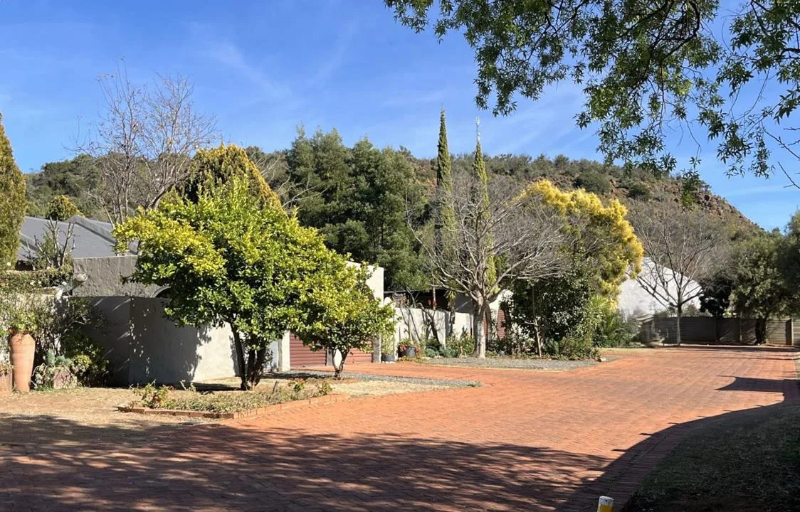 2 Bedroom Townhouse for sale in Langenhovenpark