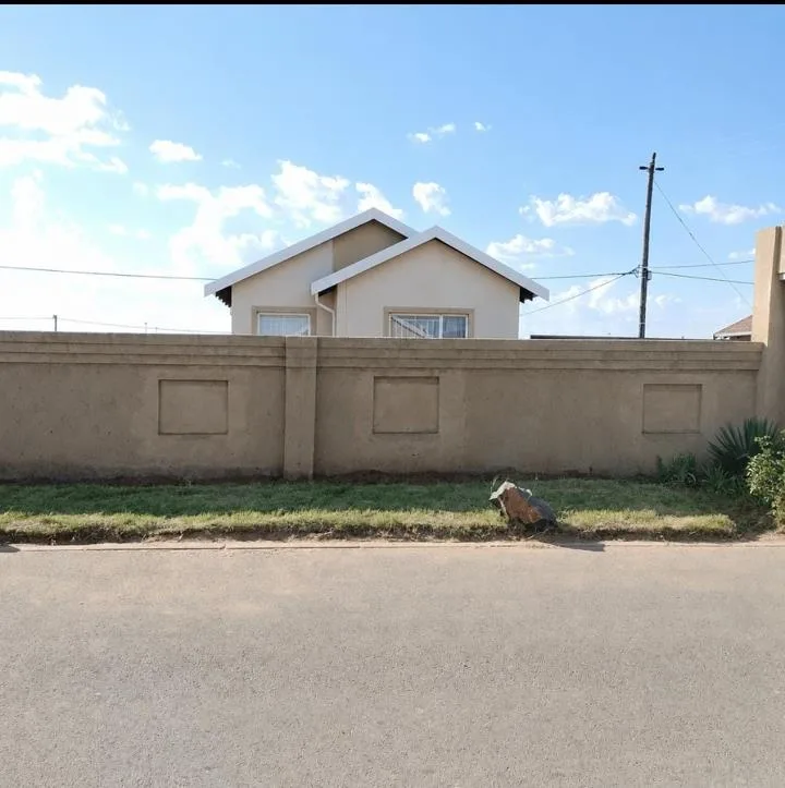 2 Bedroom House for sale in Zamdela