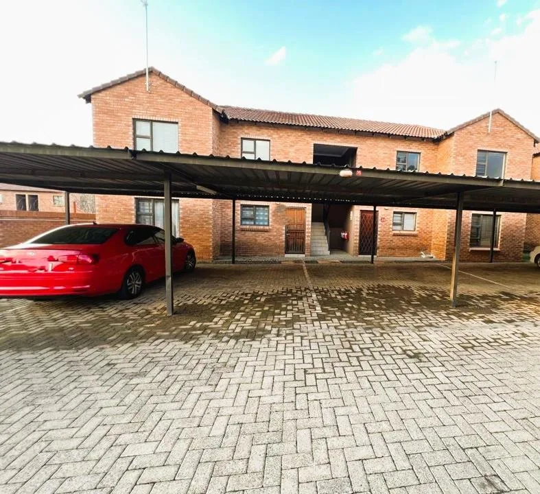 2 Bedroom Townhouse for sale in Vredenhof SH