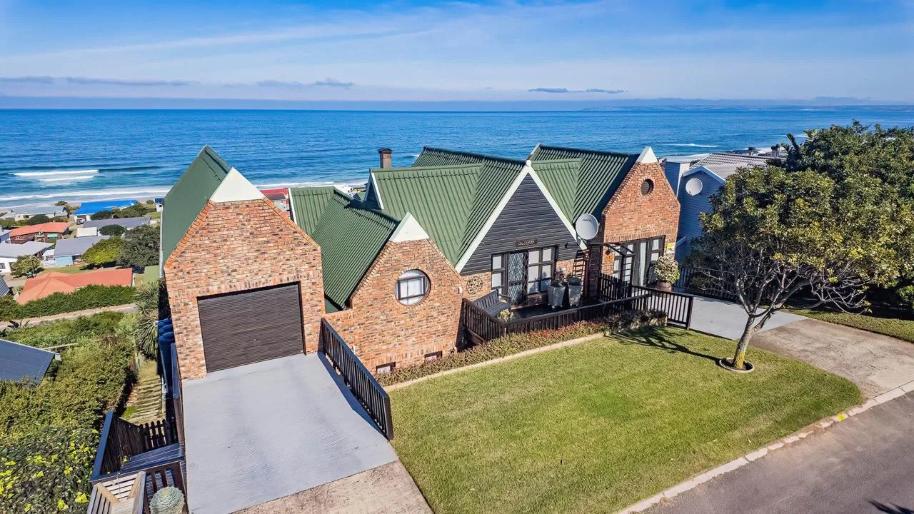4 Bedroom House for sale in Dwarswegstrand