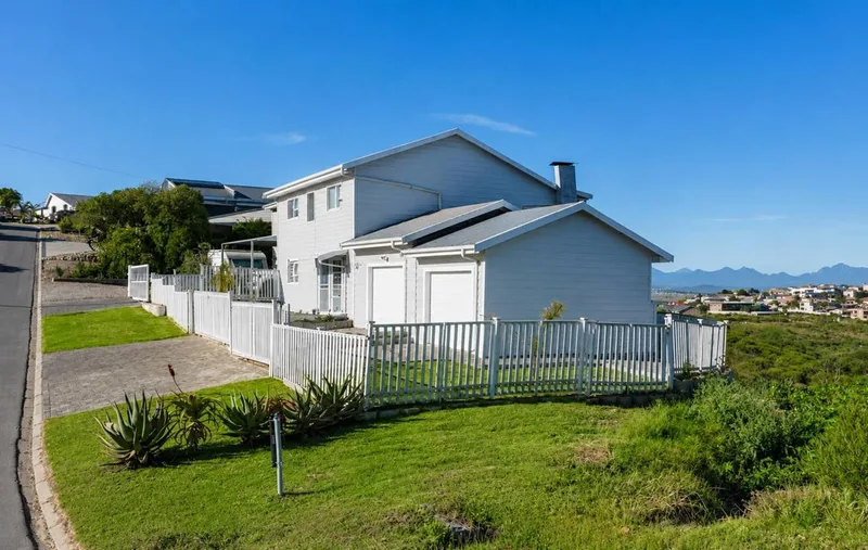 3 Bedroom House for sale in Hartenbos Heuwels