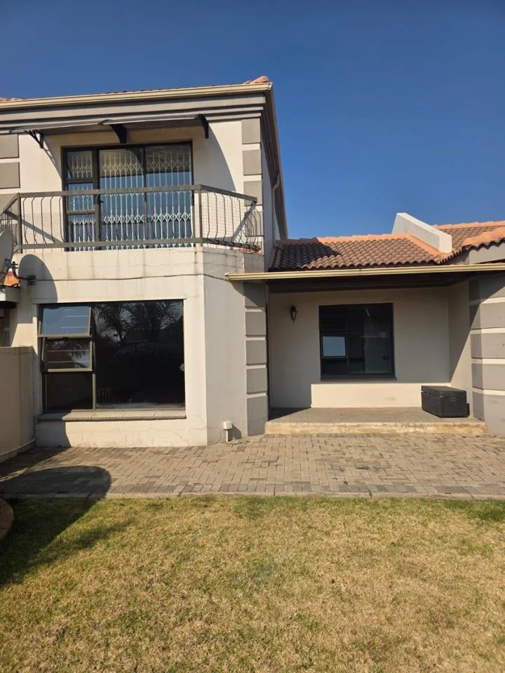 3 Bedroom Townhouse for sale in Roodia
