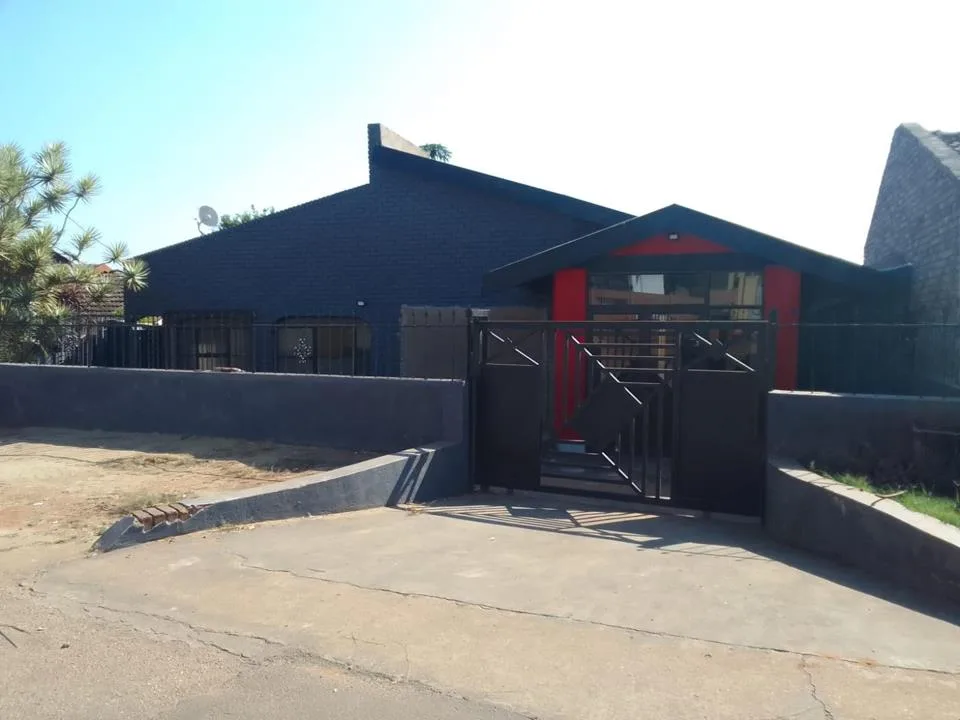 3 Bedroom House for sale in Lenyenye