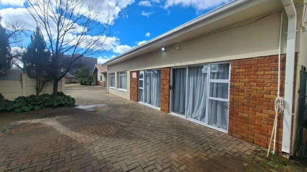 16 Bedroom House for sale in Universitas