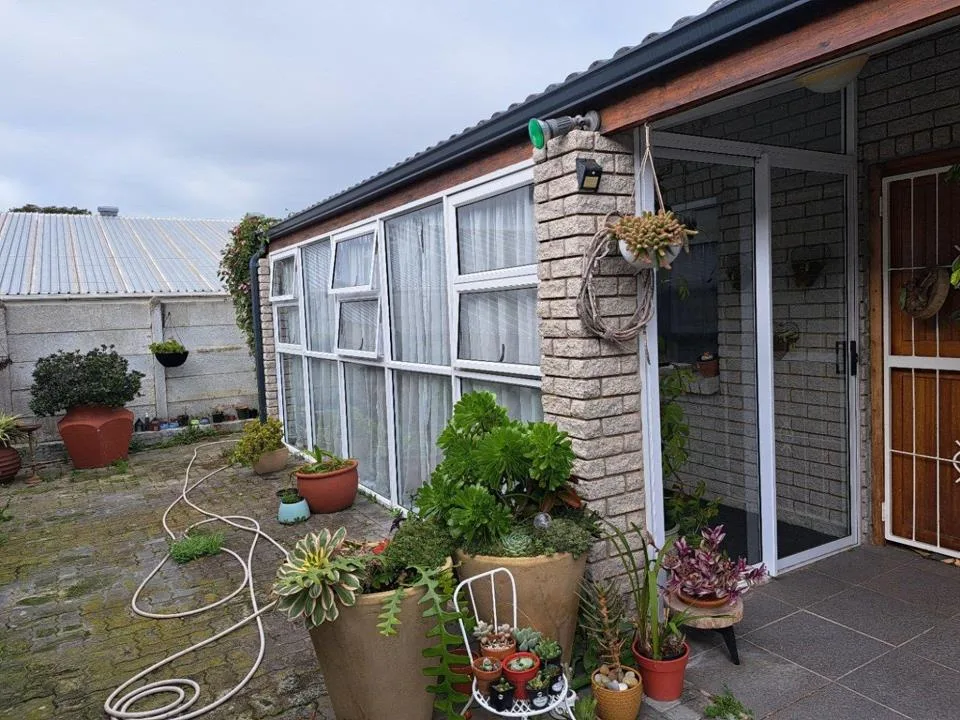 2 Bedroom Townhouse for sale in Bredasdorp