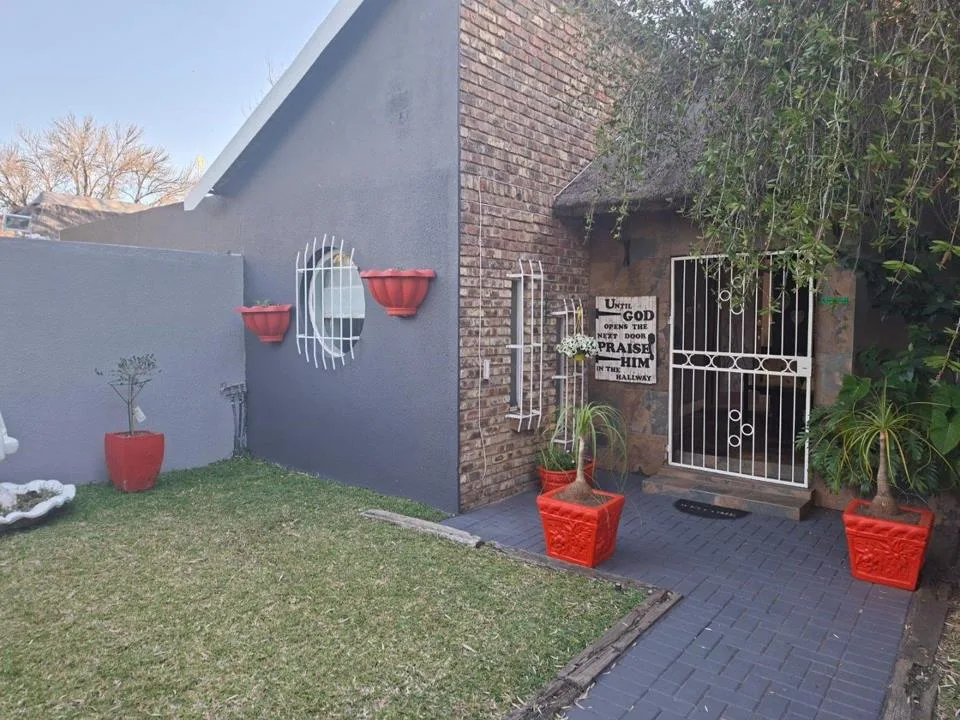 3 Bedroom House for sale in Riebeeckstad