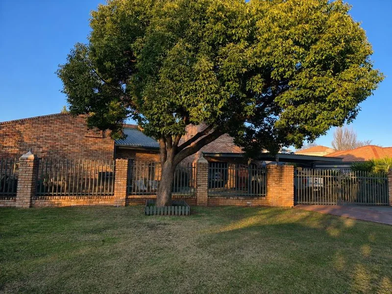 6 Bedroom House for sale in Grimbeeck Park