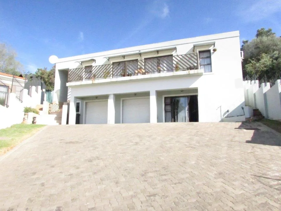 3 Bedroom House for sale in Baysvalley
