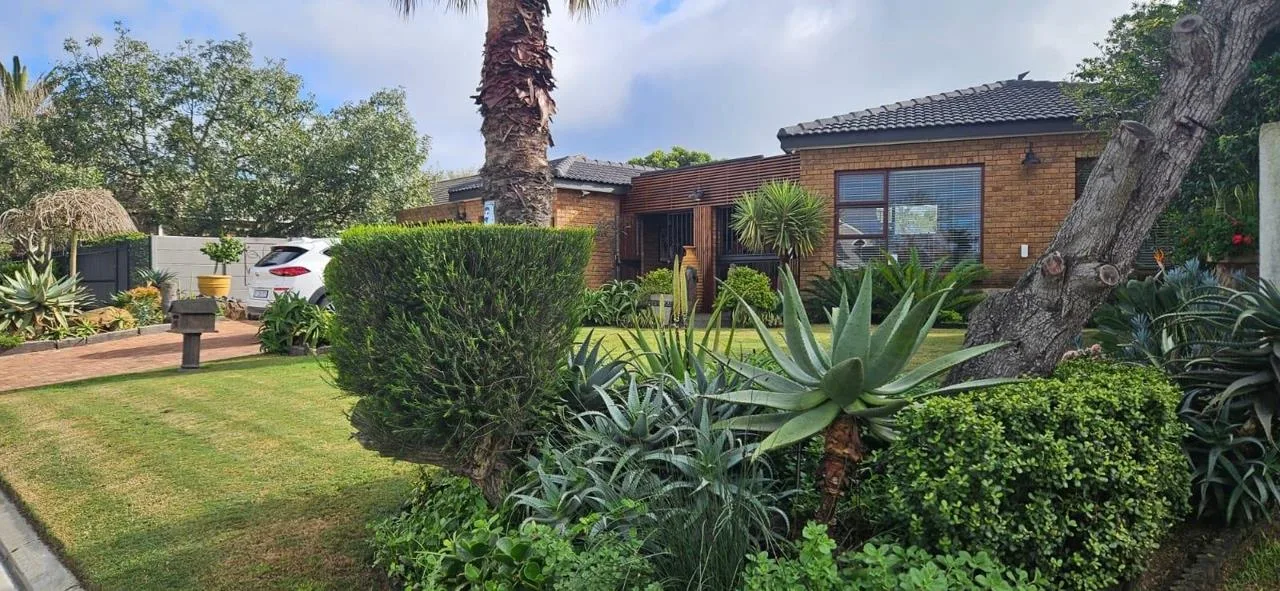 3 Bedroom House for sale in Uitzicht
