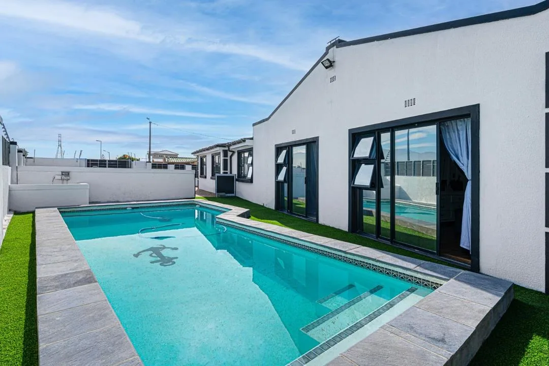 4 Bedroom House for sale in Grassy Park