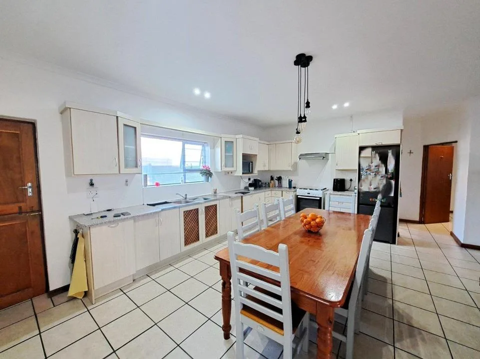 2 Bedroom Townhouse for sale in Bredasdorp