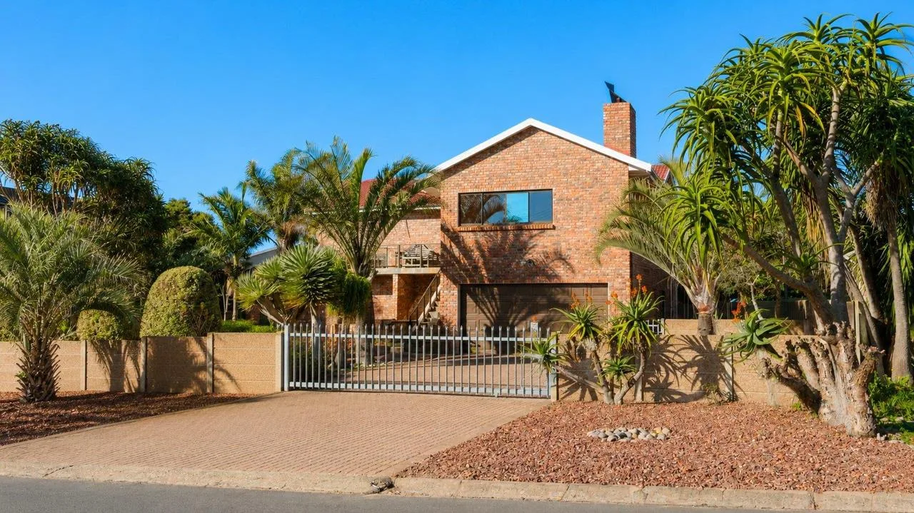 5 Bedroom House for sale in Fraaiuitsig