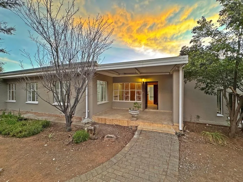 4 Bedroom House for sale in Dan Pienaar