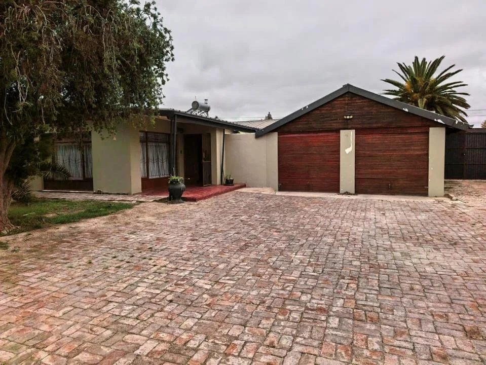 4 Bedroom House for sale in Middedorp