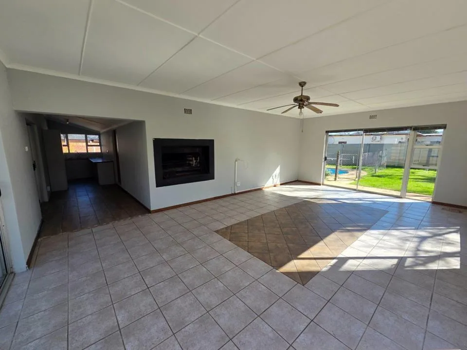 5 Bedroom House for sale in Van Riebeeck Park