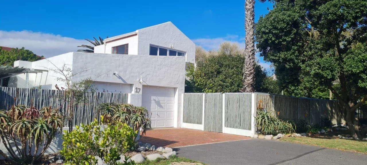 4 Bedroom House for sale in Kommetjie