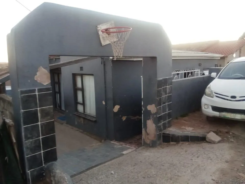 7 Bedroom House for sale in Scenery Park