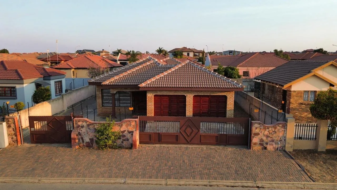 4 Bedroom House for sale in Mahlasedi Park