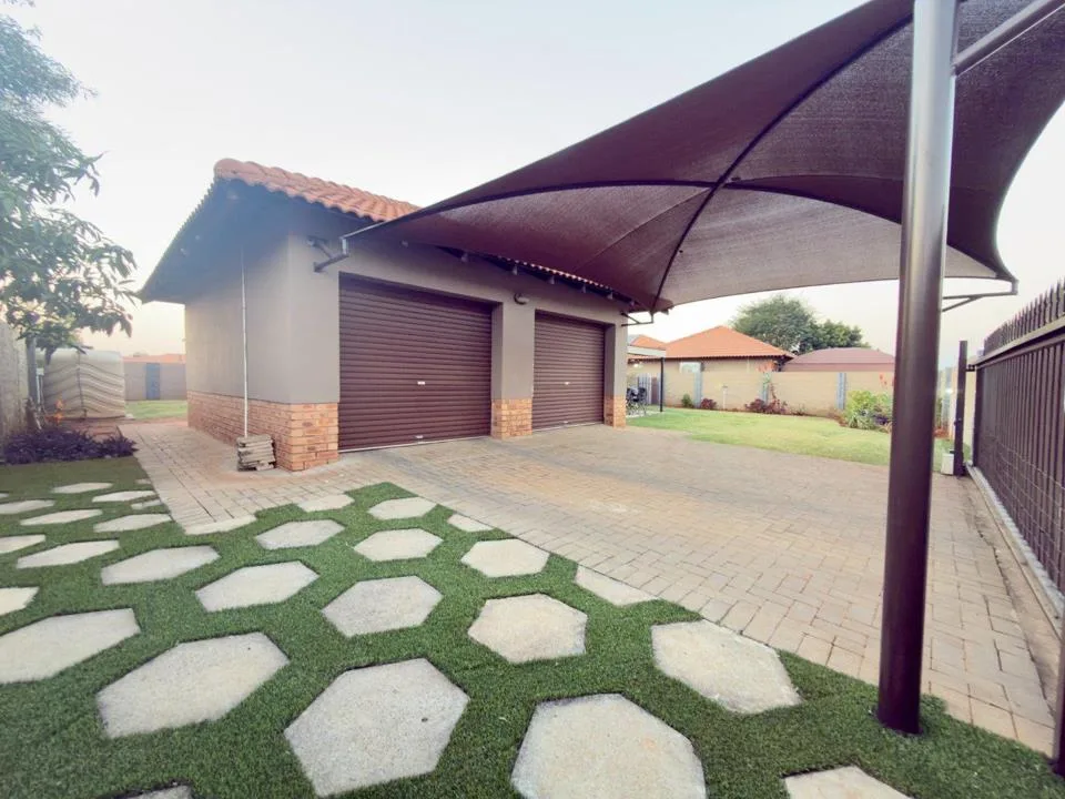 3 Bedroom Townhouse for sale in Waterkloof East