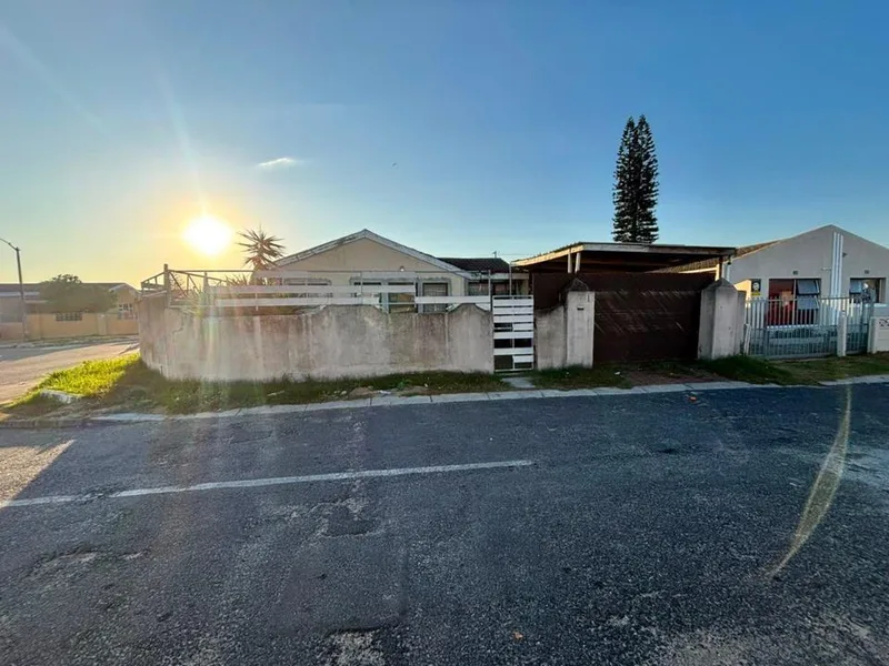 5 Bedroom House for sale in Russels Rest