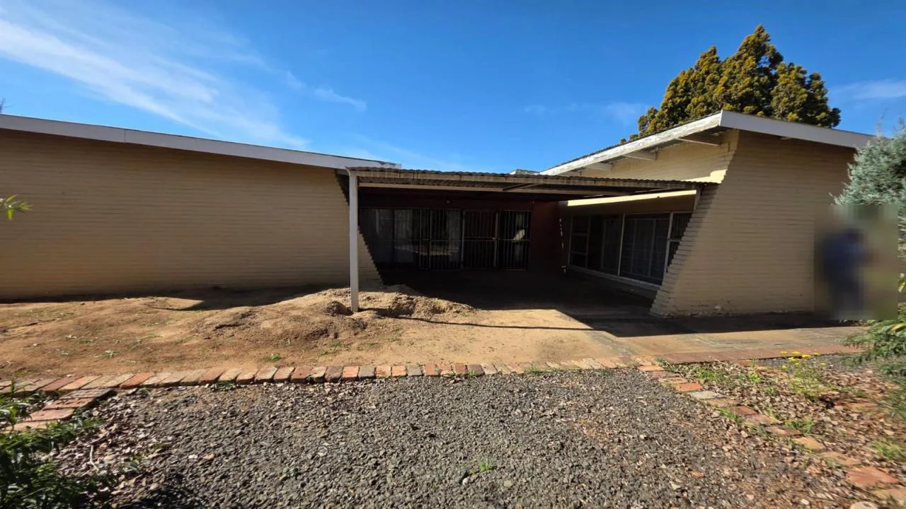 5 Bedroom House for sale in Universitas
