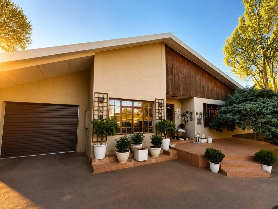 4 Bedroom House for sale in Universitas