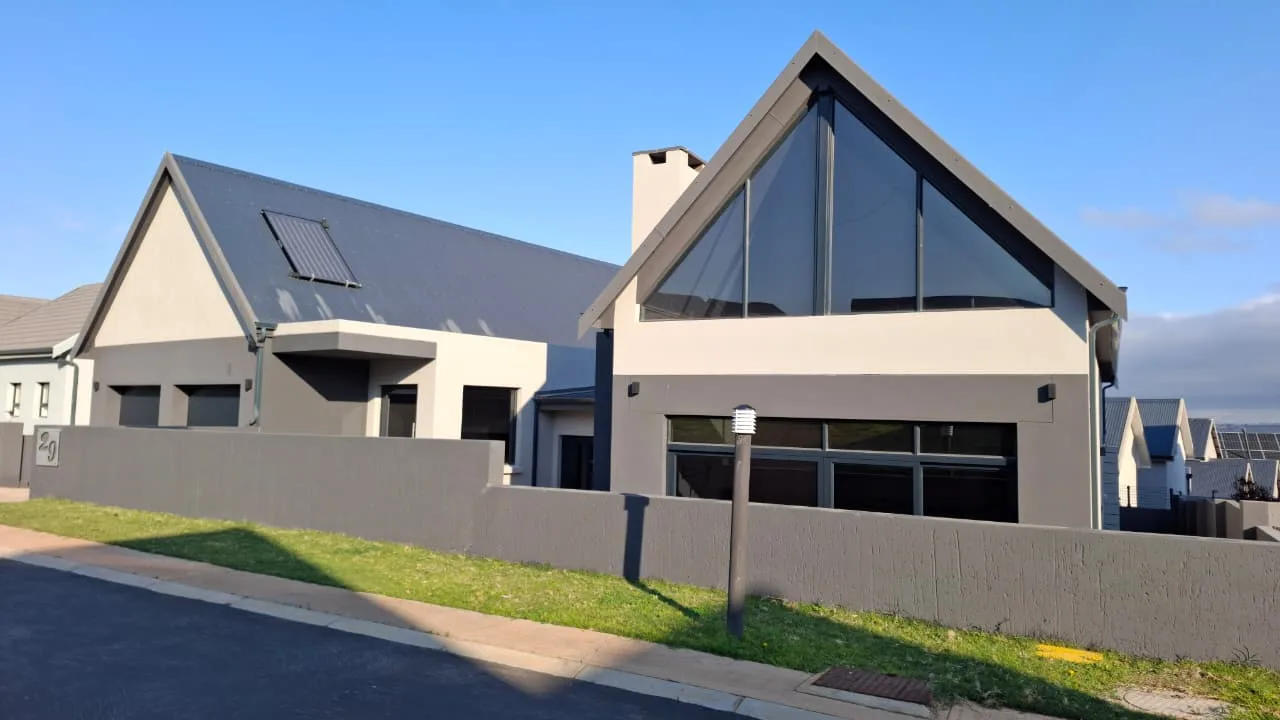 4 Bedroom House for sale in Outeniquasbosch