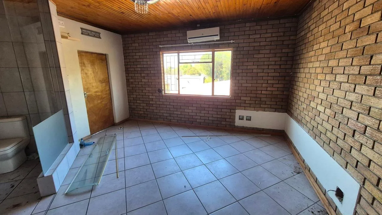 7 Bedroom House for sale in Riebeeckstad
