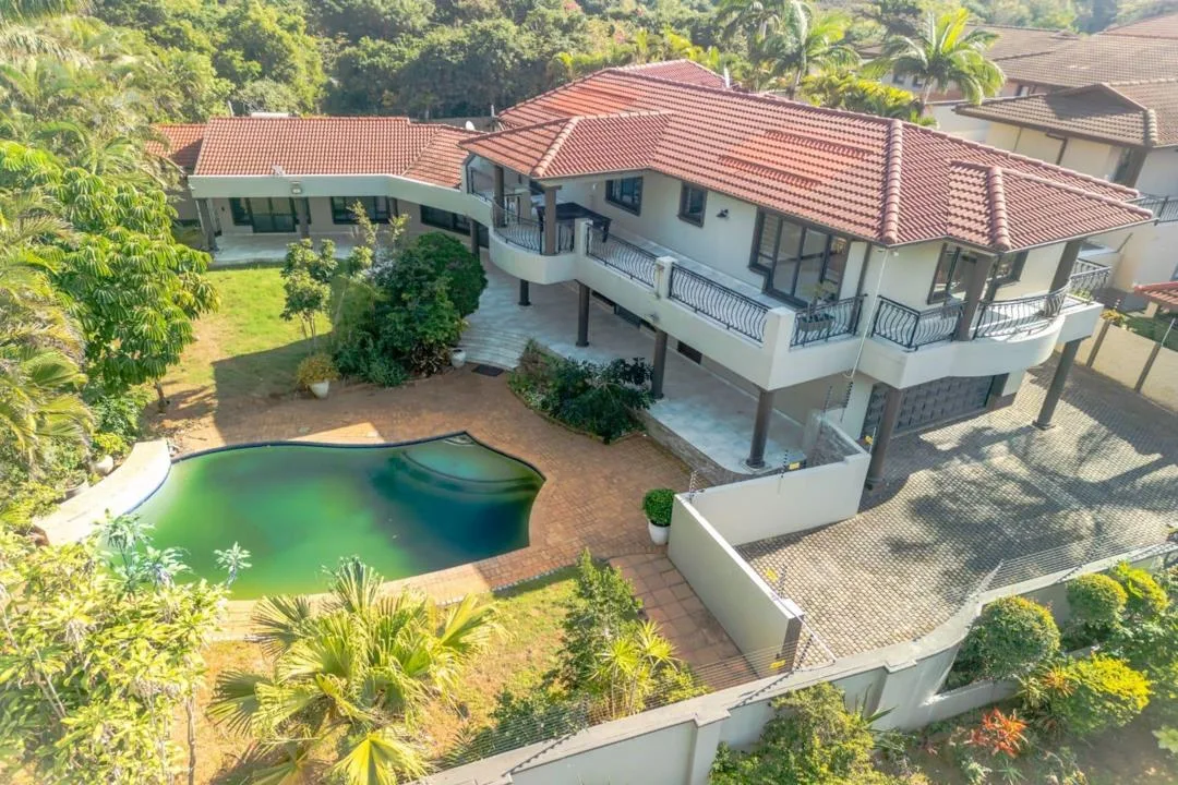 6 Bedroom House for sale in La Lucia