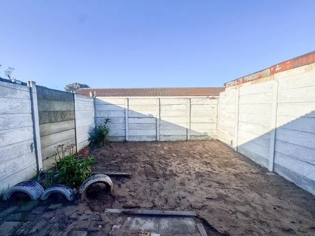 2 Bedroom House for sale in Pelican Park